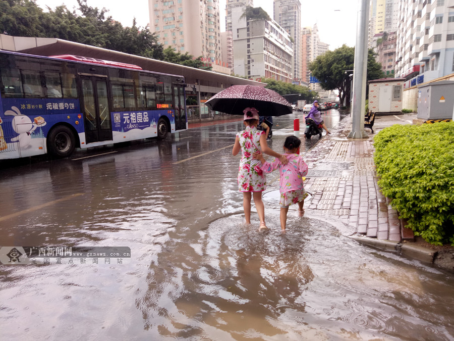 开云体育官网登入-篮球比赛突降大雨，球场积水严重影响比赛的简单介绍